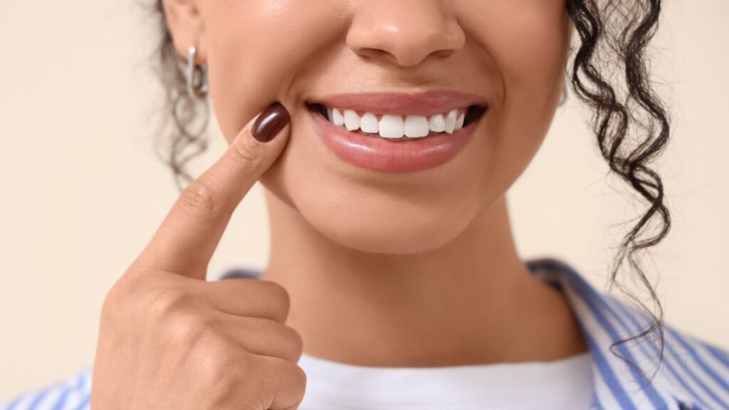 Une femme montrant sa belle dentition