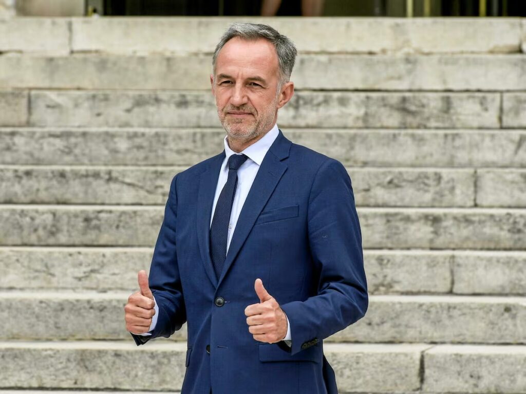 Emmanuel Grégoire, sur les marches de l'Assemblée