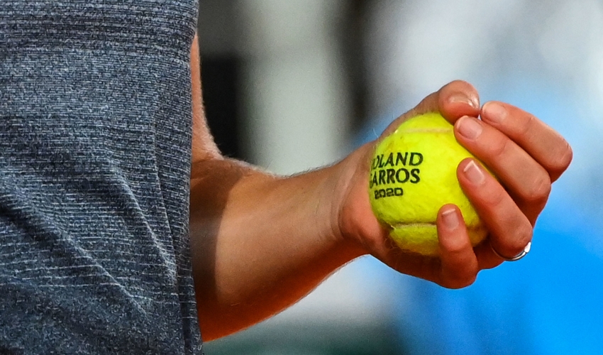 Serrer balle de tennis dans la main