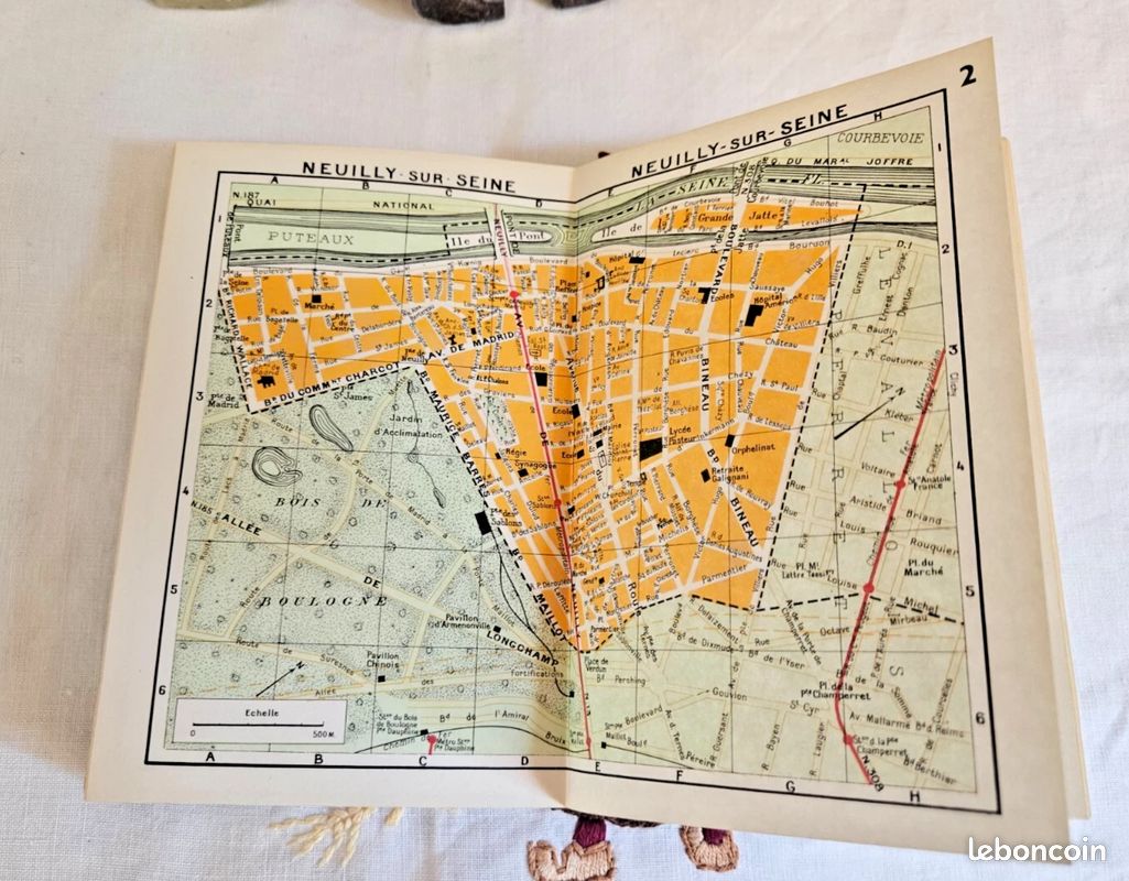 La carte de Paris sur une table