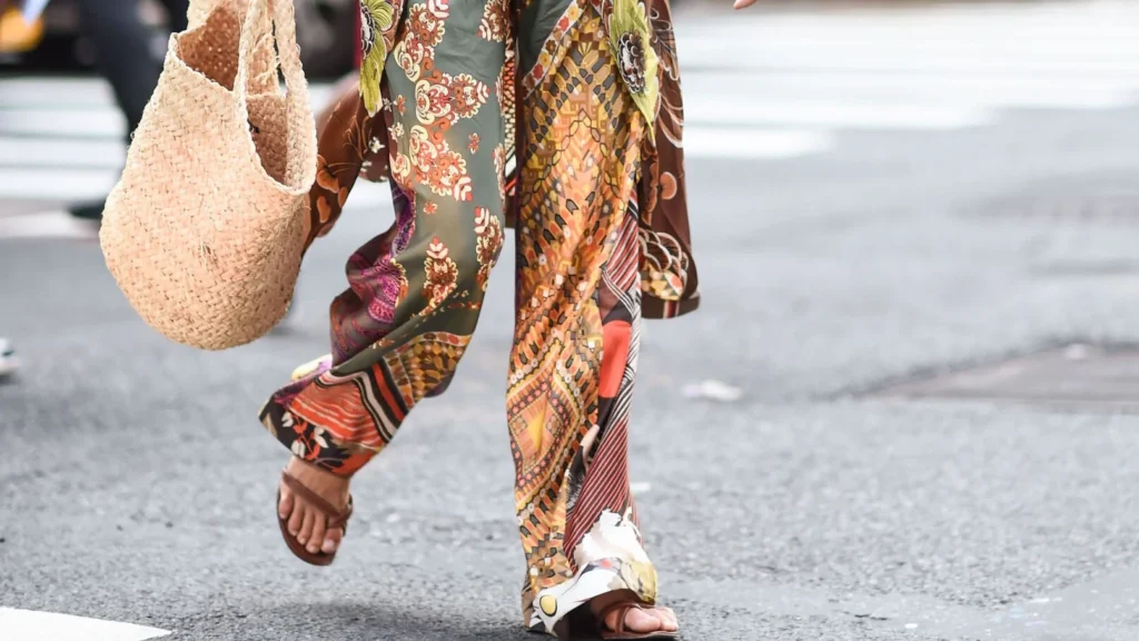 Une femme en pantalon fluide