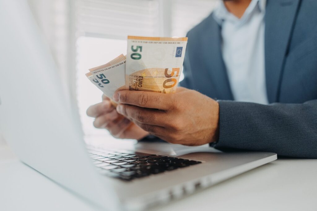 Un homme compte des billets d'euro