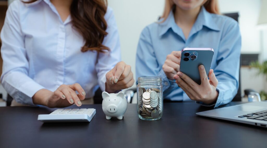 Des femmes font des économies