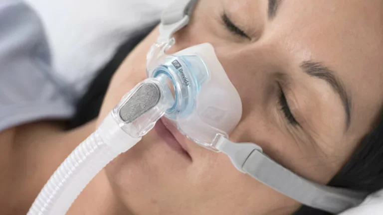Femme porte un masque apnée du sommeil