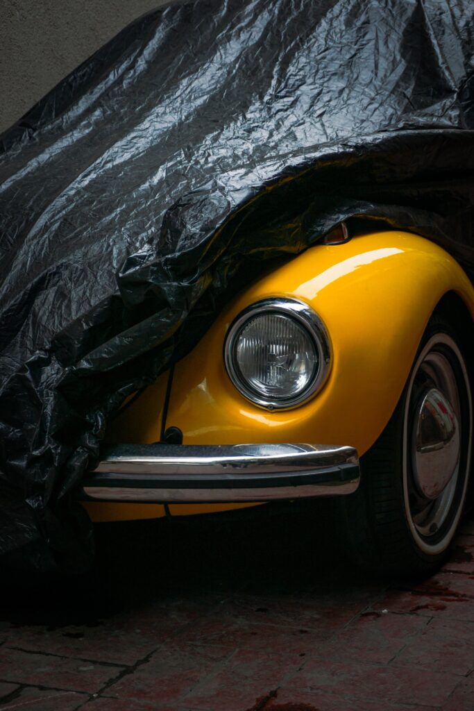 voiture couvert de bâche