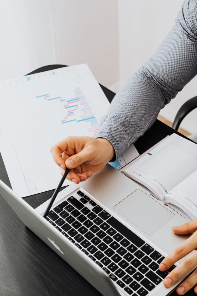 homme devant un pc analysants des documents