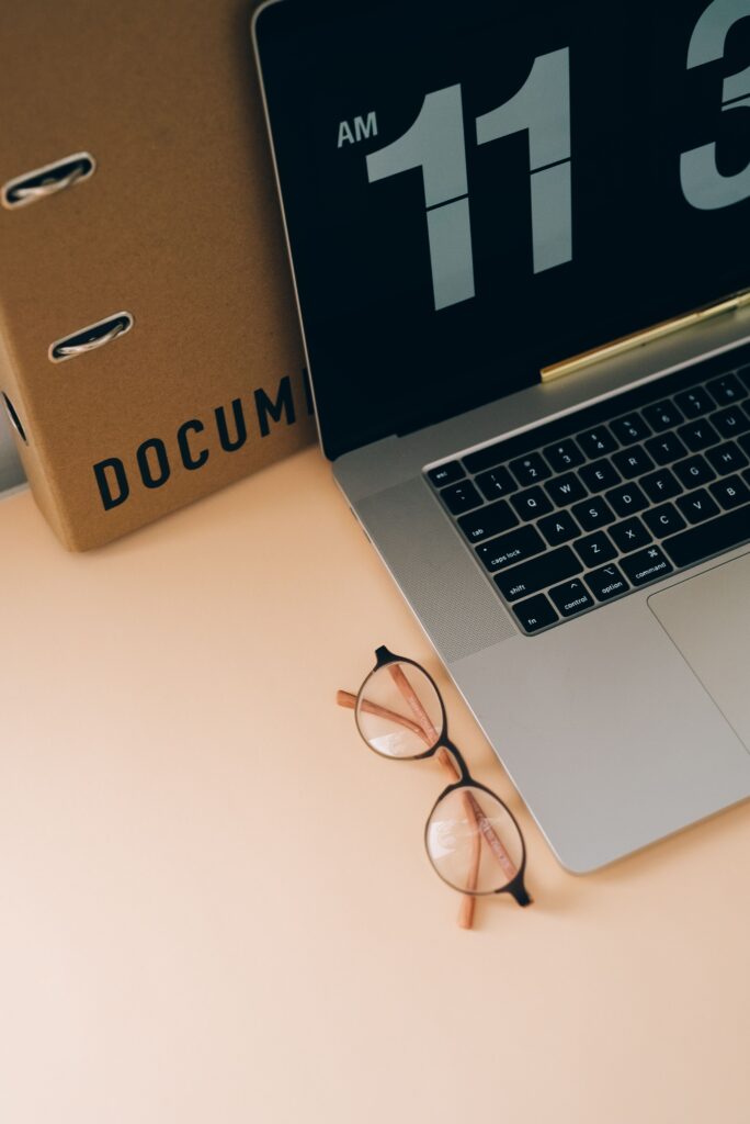 Document derrière un pc