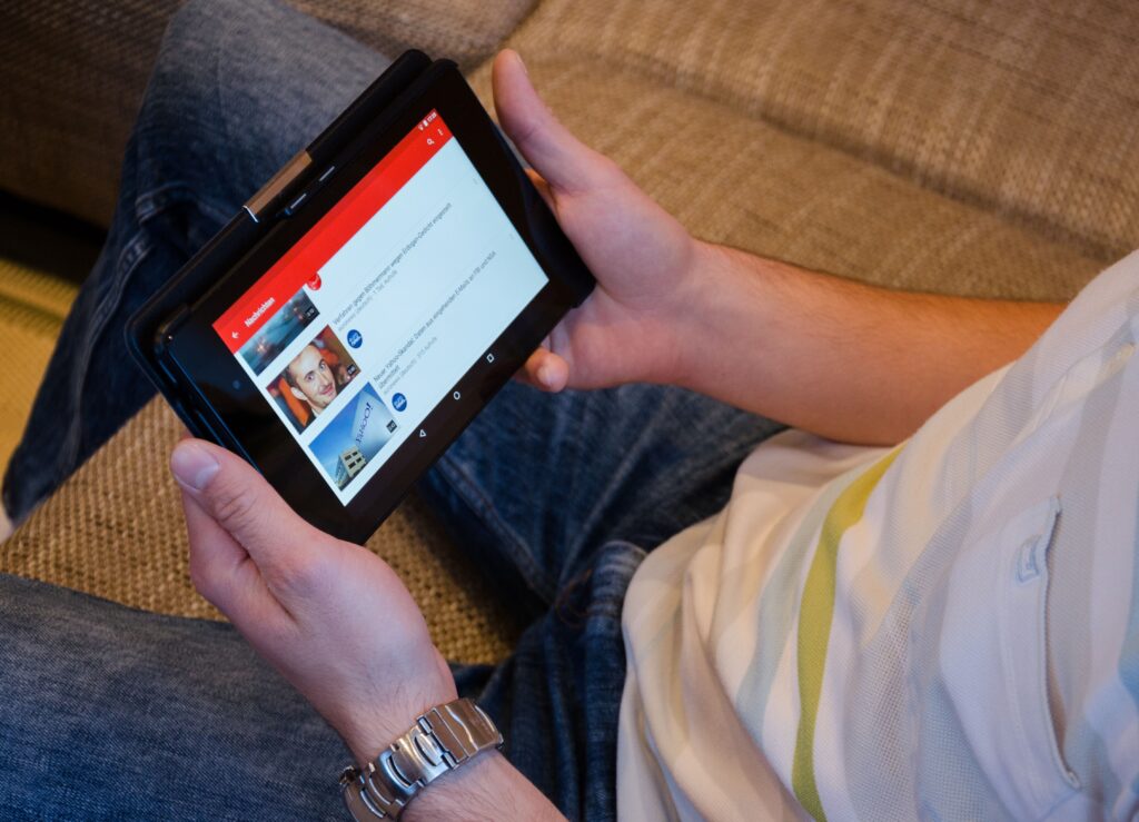 Homme visionnant une vidéo senpai streaming sur son téléphone