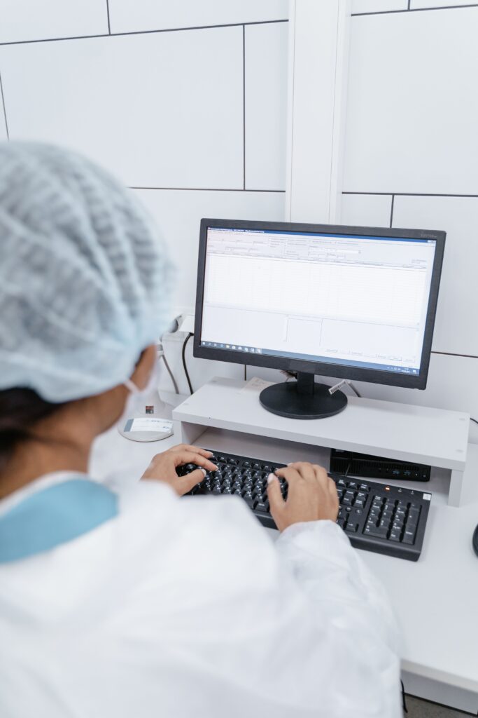 Médecin analysant des données médicales