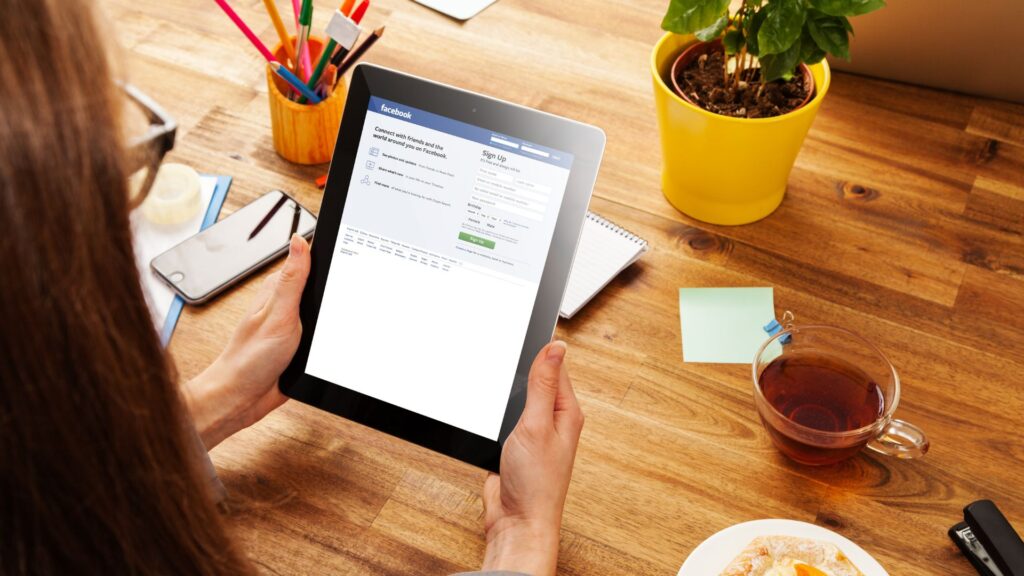 Femme se connecte sur son compte facebook pour changer son nom