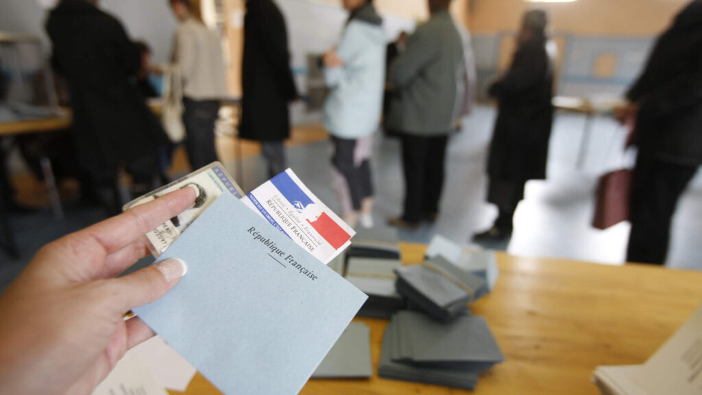Une citoyenne française avec sa carte d'identité, sa carte d'électeur et le bulletin de vote