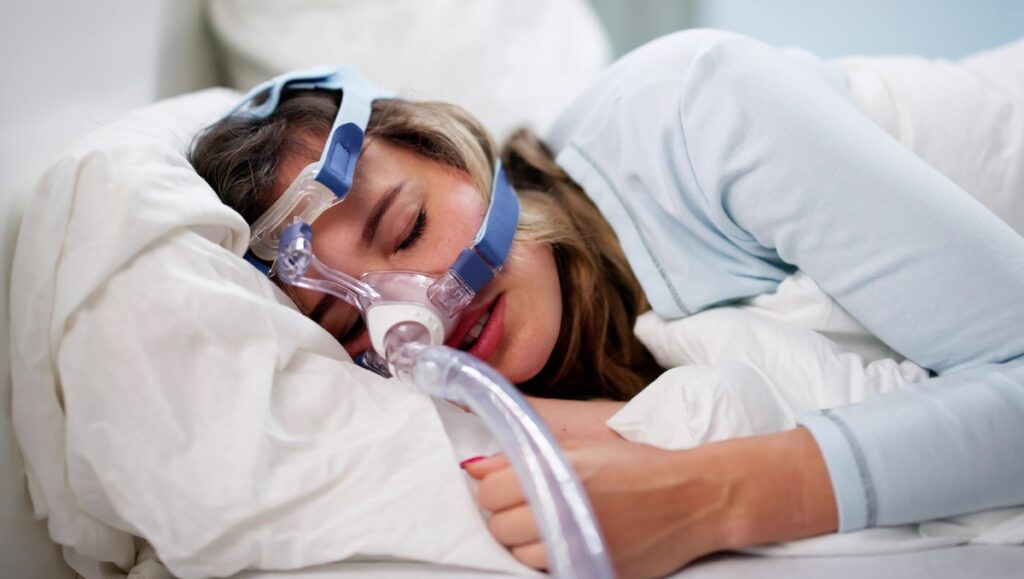 Femme avec Masque apnée du sommeil
