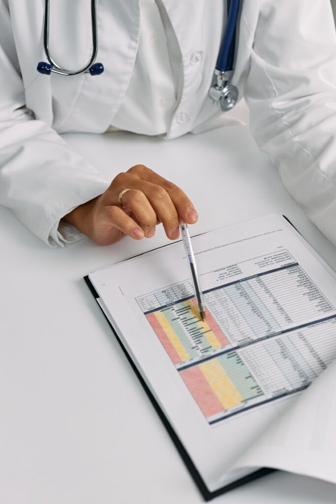 Médecin analysant des données médicales