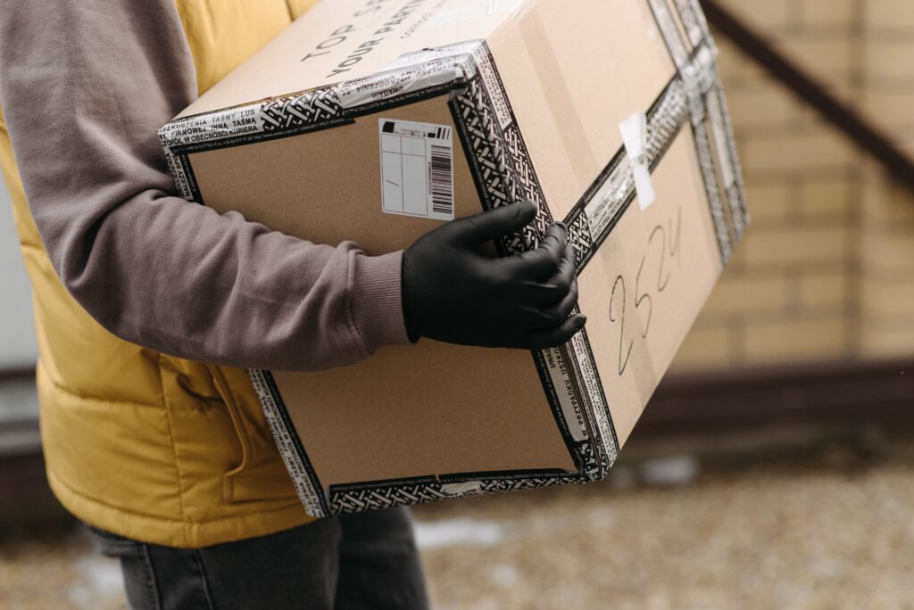 Homme tenant un colis dans ses mains