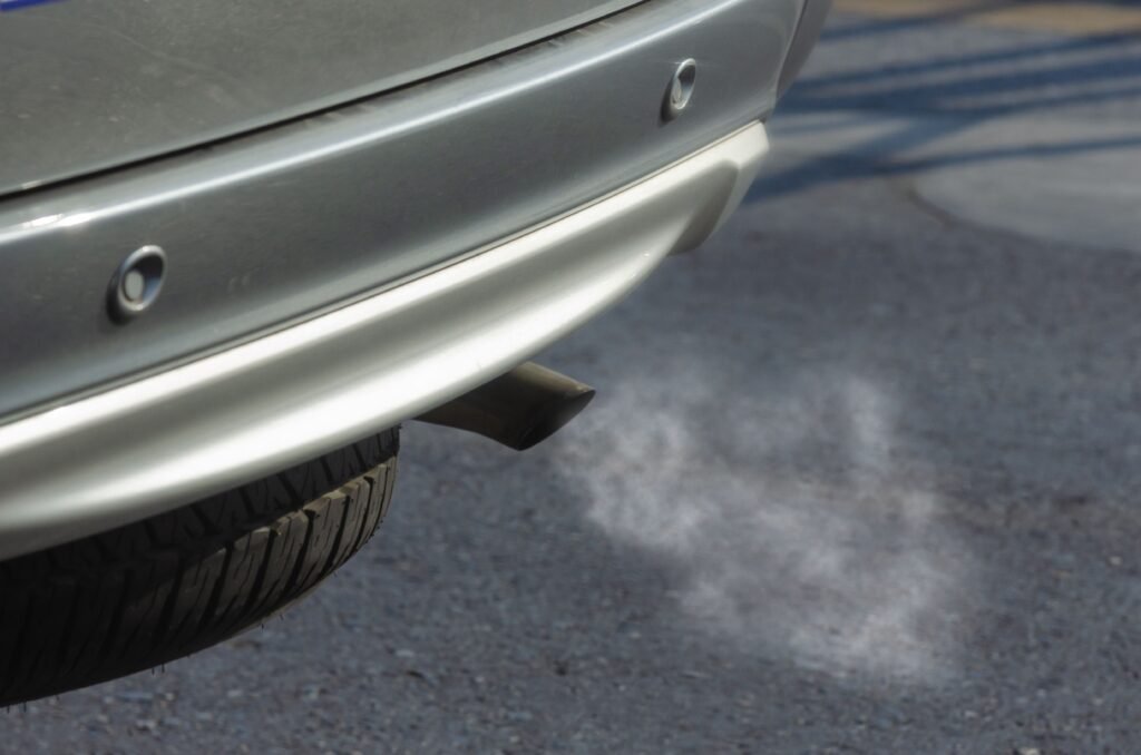 Fumée Blanche Voiture : Causes et Solutions 2026 fumée blanche voiture